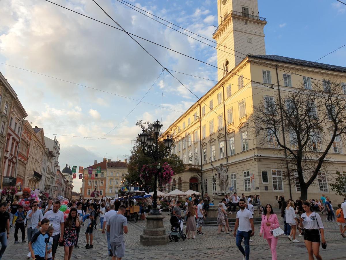 Modern Apartment In The City Center Lviv Exteriör bild