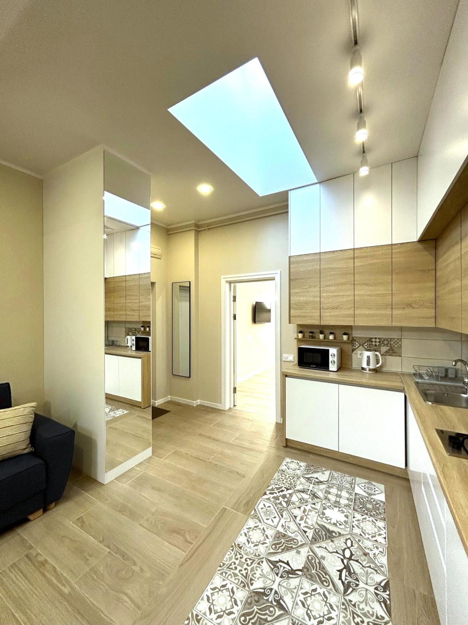 Modern Apartment In The City Center Lviv Exteriör bild